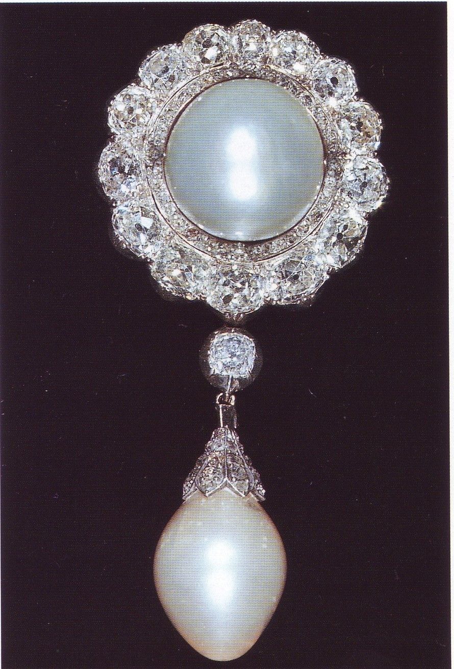 英国皇室珠宝35克拉蓝宝石胸针,蓝宝石胸针英国女王