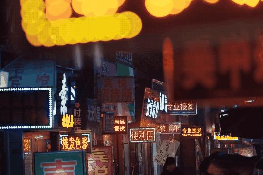 向对面出租屋射了一箭:80后妈妈王莹在城中村的实验艺术