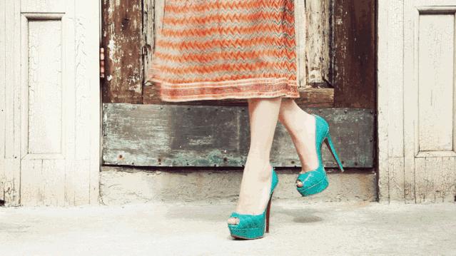 脚下穿什么鞋子能看出来,脚下的鞋子各式各样