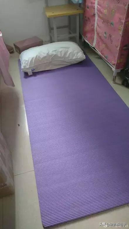 每个家里都有瑜伽垫,每个家庭都有个瑜伽垫