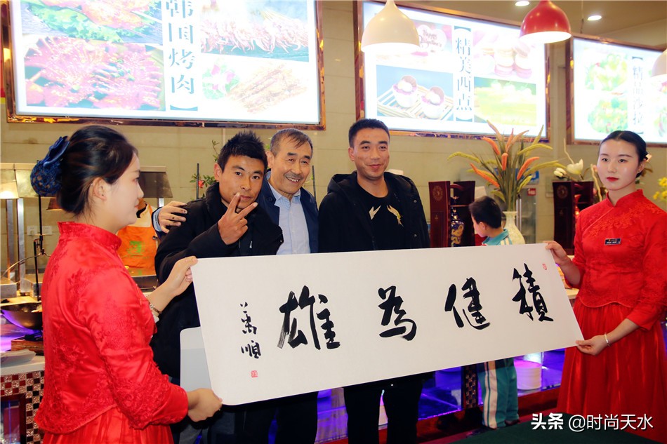 天水“轮胎哥”出发*藏西**,金龙大酒店携媒体、粉丝送上祝愿