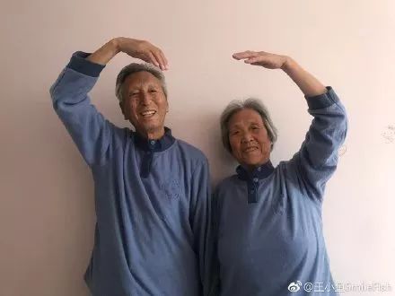 父母秀恩爱对子女的好处,父母特别秀恩爱的方式