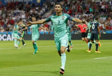 2016年欧洲杯C罗集锦,fifa足球世界锦标赛c罗夺冠举奖杯