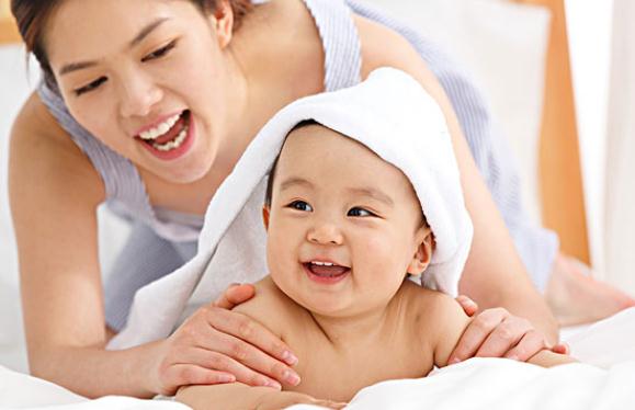 1岁半女童身怀9斤“胎儿”,手术医生刚打开肚子:自己就跳出来了