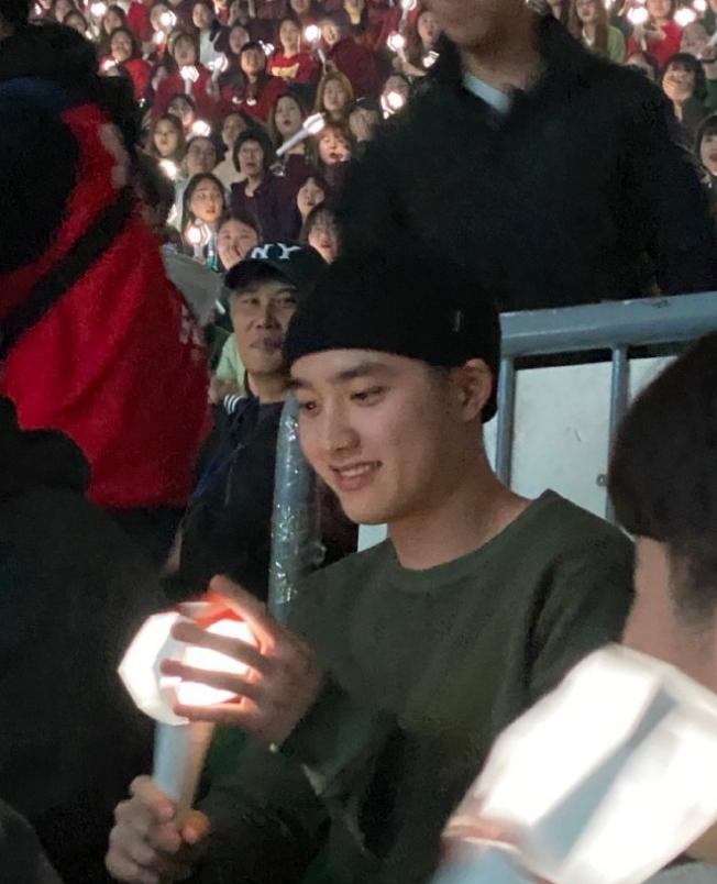 都暻秀exo-k高清,exo演唱会都暻秀寸头红衣服