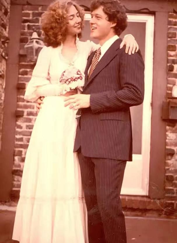 希拉里有多强势?坐在椅子上翘着二郎腿,教蹲在脚边的克林顿做事