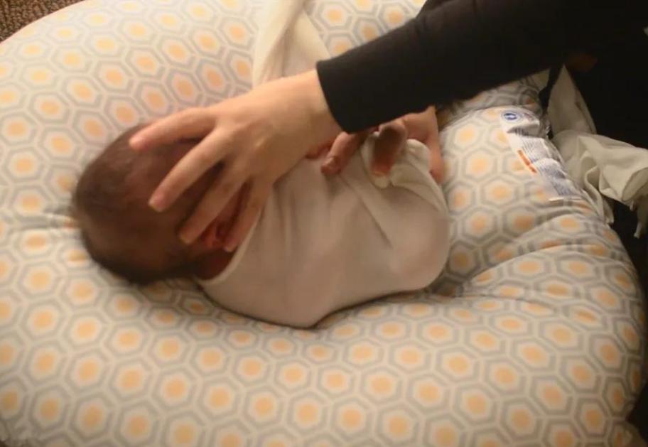 为什么拍满月照宝宝不哭不闹,给宝宝拍满月照如何避免被套路