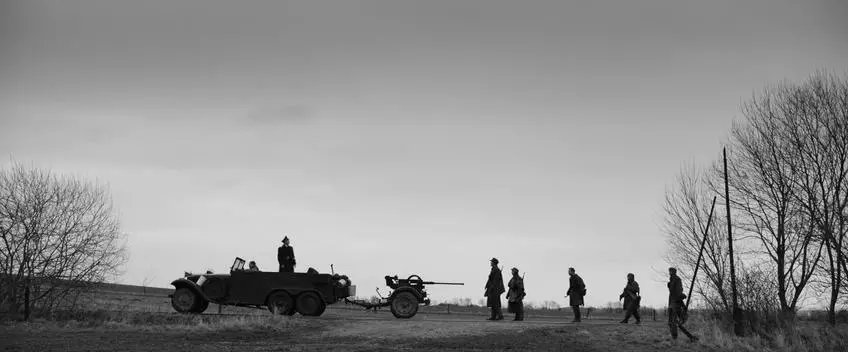 《冒牌上尉》:19岁少年逃兵的刽子手生涯,极权主义下的人性拷问