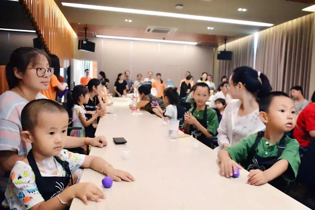 天哪！大家今天都化身为小女巫啦！