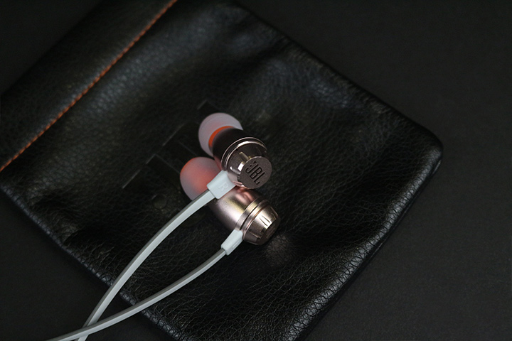 jbl入耳耳机音质测评,双动圈四核耳机怎么样