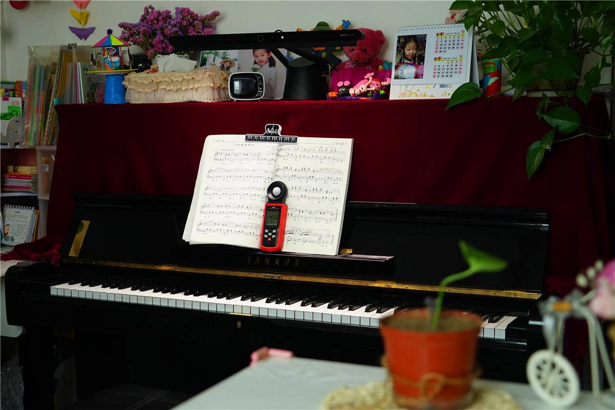 练习钢琴光线不足会伤眼,实测“明基专业钢琴灯”