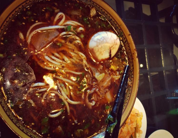 真正好吃的饭店绝不开分店，面随汤走，美味不可复制的兰州牛肉面