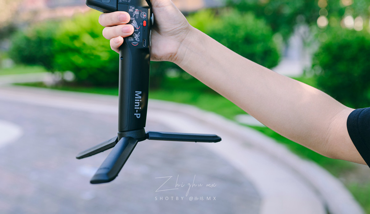 “跨界级”专业防抖，手机和微单都可用，普通人的视频“法宝”