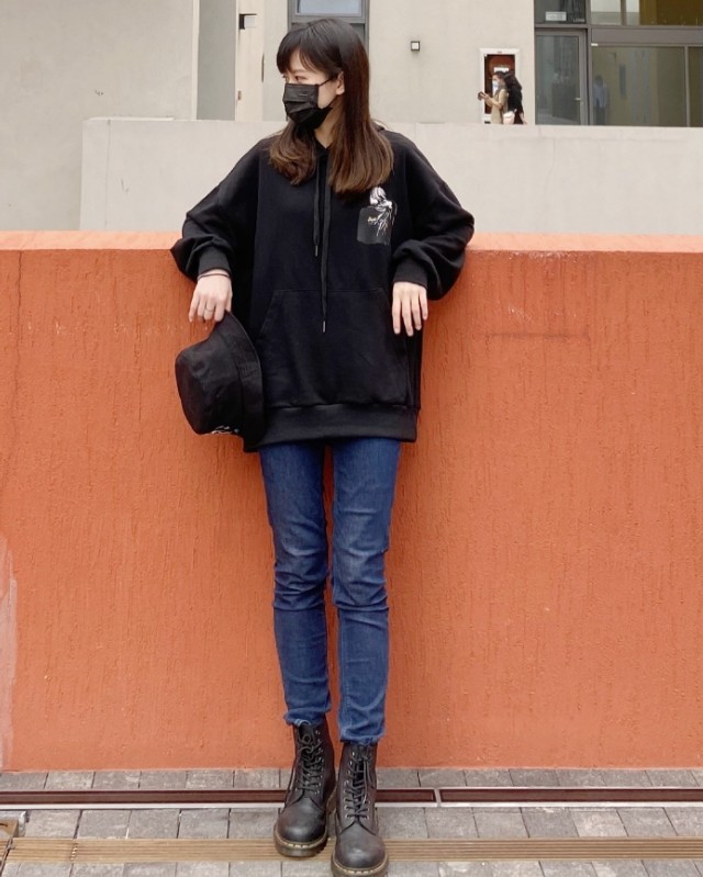 Lisa真是太会穿了！*袜丝**故意往下扯一点，不料却意外显腿长