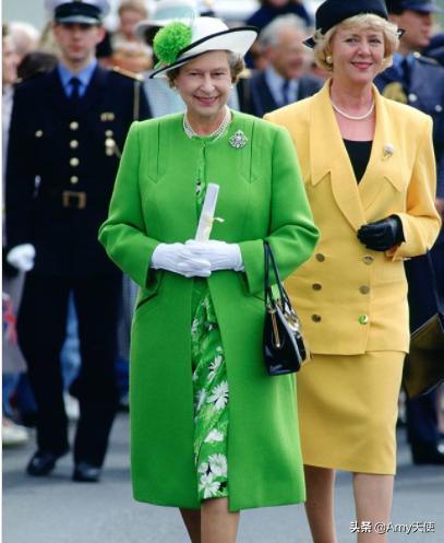 伊丽莎白女王教程,伊丽莎白二世女王年轻穿衣风格