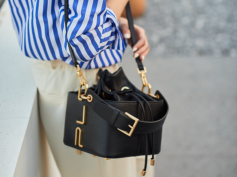 mk水桶包和蔻驰水桶包哪个值得,mk包比蔻驰好看