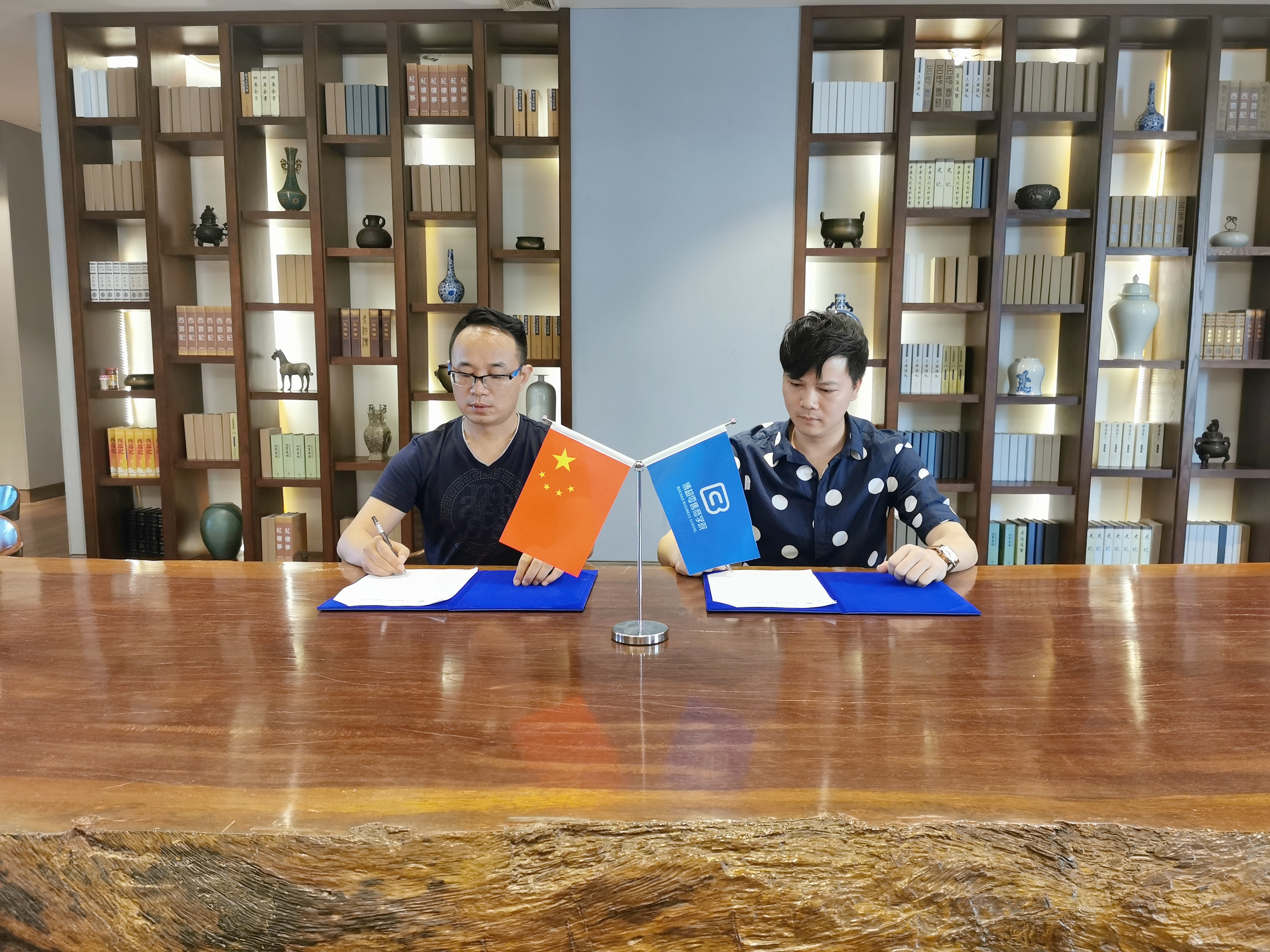 博超零售商学院携手深圳市纺织行业协会，签约千家品牌，合作共赢