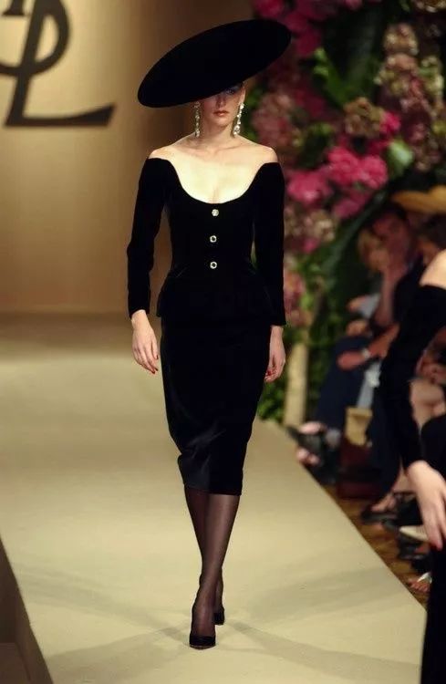 那个卖口红的YSL，教会女孩不色情的穿黑*袜丝**