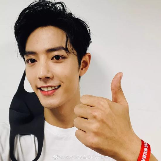 泫雅点痣位置,泫雅泪痣纹身