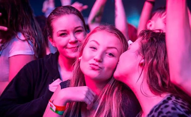 电竞主题酒店客房细节,电竞酒店客房设计