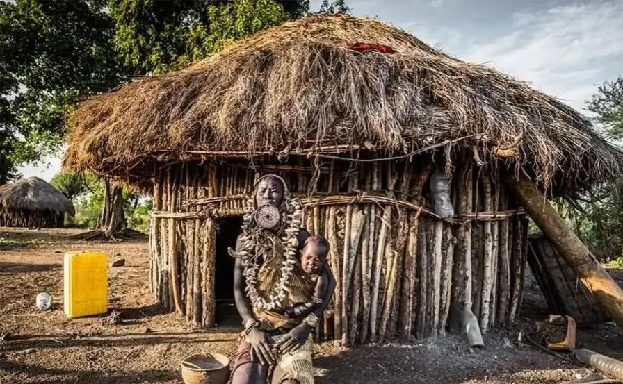 嘴唇上放盘子的女人,嘴上套盘子的女人