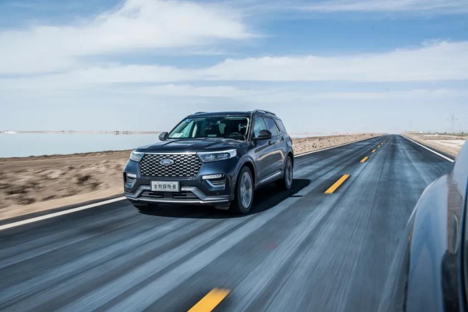 穿越过格尔木的盐湖我感受到了福特探险者的“硬气”