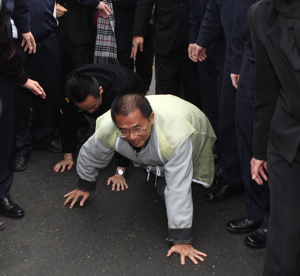 贫穷出身并不代表善良，陈水扁小时候穷，最后却成无耻无赖之人