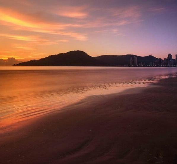 海子25岁自杀后,留下5封遗书,都有写道:我的死,是他俩造成的