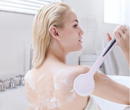 后背痘痘太厉害，露背装变“露痘装”，6个习惯，夏天轻松穿吊带