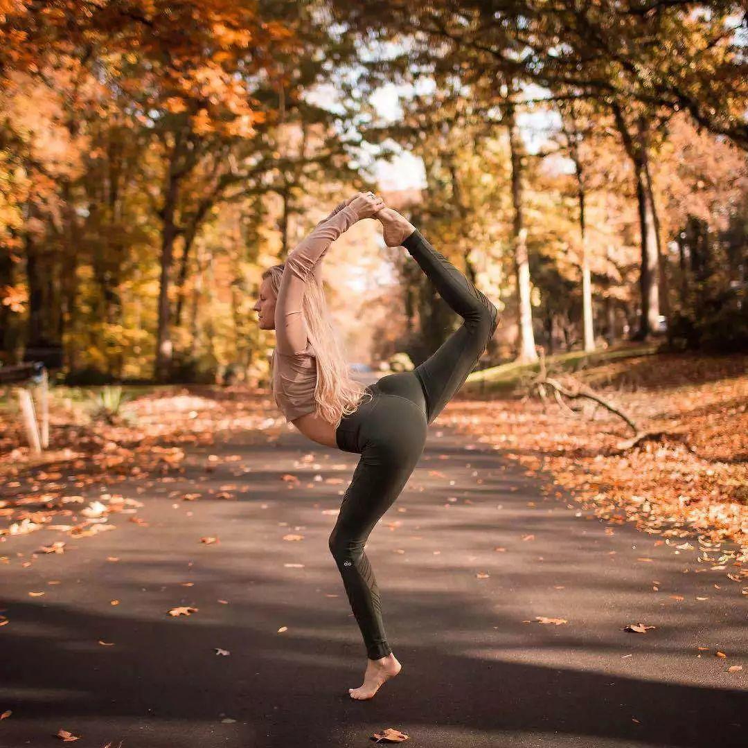 后背疼练习什么瑜伽体式,治疗后背疼痛的瑜伽动作