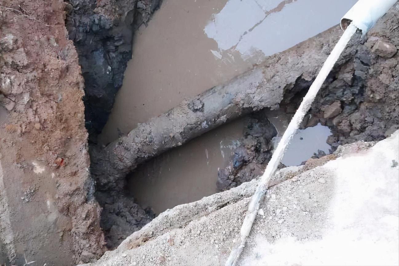 地埋水平pvc下水管漏水的解决方法,地埋主水管中间漏水各种修补方法