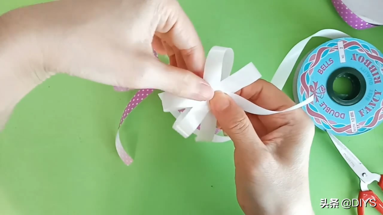 塑料彩带蝴蝶结的打法图文,多根彩带蝴蝶结的打法