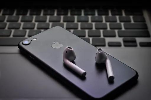 买苹果什么产品送airpods,苹果用户买airpods还是beats