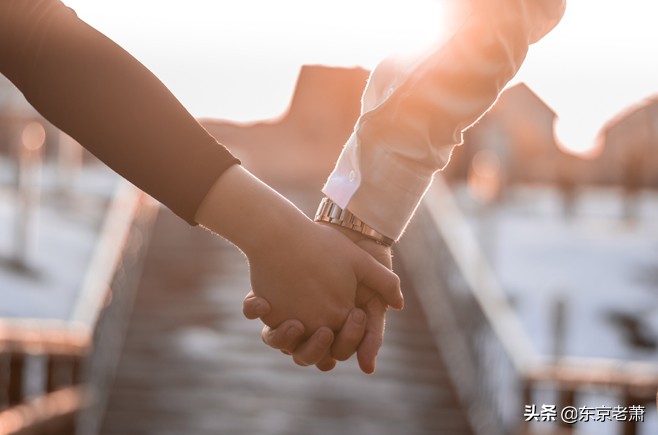 抱抱,亲亲,举高高——阳光和灰色之下日本出租女友