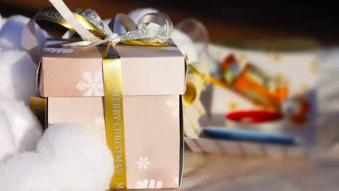 收到礼物是假货该不该明说,收到的礼物是假的要不要明说