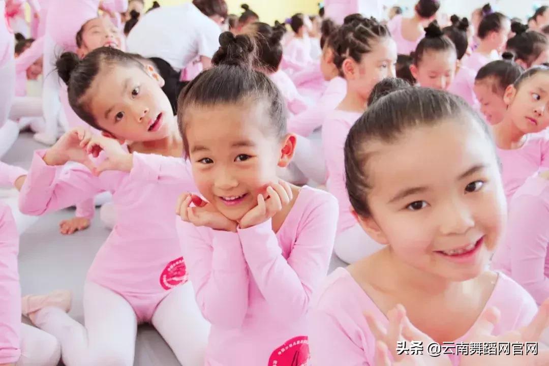 感谢妈妈陪我学舞蹈,妈妈让我学舞蹈