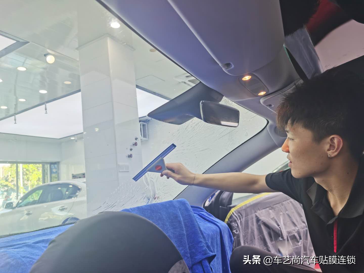 汽车窗户膜撕掉有胶怎么去除,撕掉车顶膜留下的胶怎么去掉