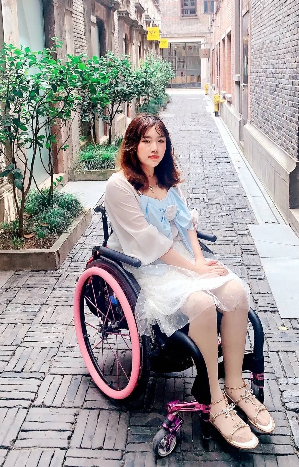 29岁美女：海归硕士，高位截瘫却打3份工，月薪1万，央视表扬