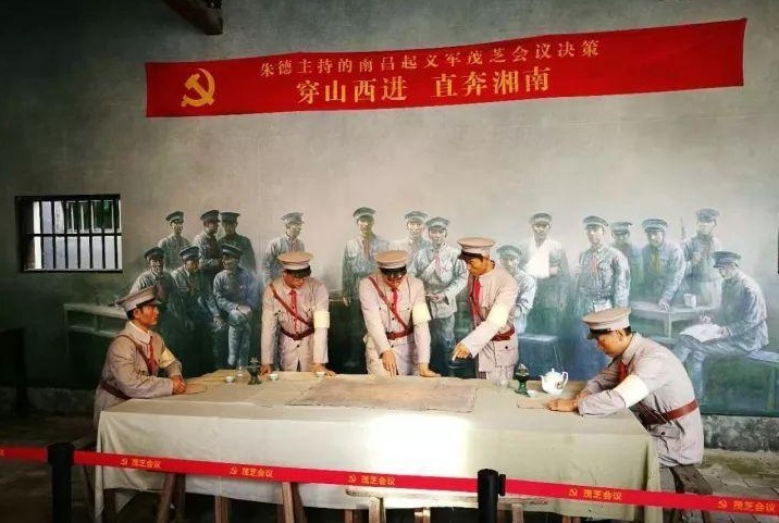 *德朱**——坚决维护*党**的领导核心的光辉典范