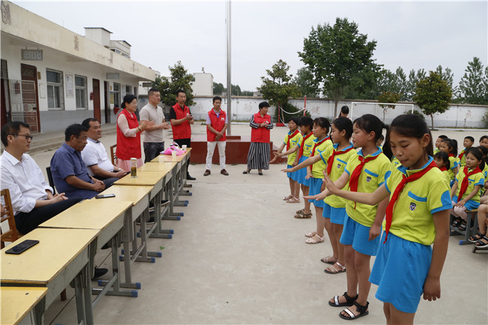 六一儿童节献爱心慰问活动,关爱困境儿童六一慰问暖童心