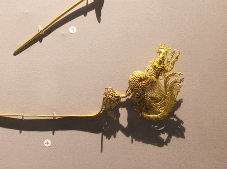 老人持金钗鉴宝专家看后说是赝品,老人持金钗去鉴定专家却说是赝品