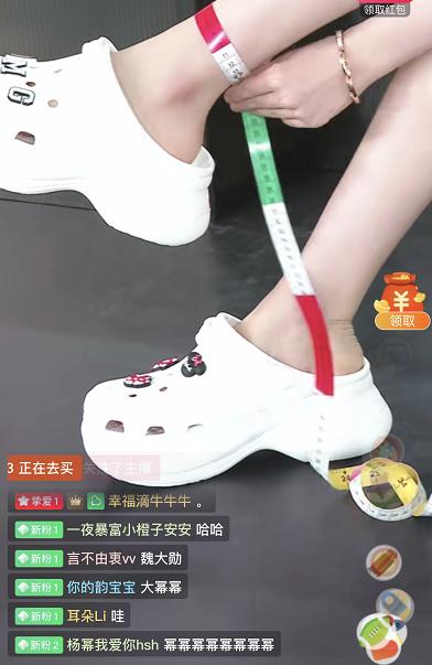 李佳琦再掉好感!老烟民形象曝光后，直播间里跟杨幂开黄腔