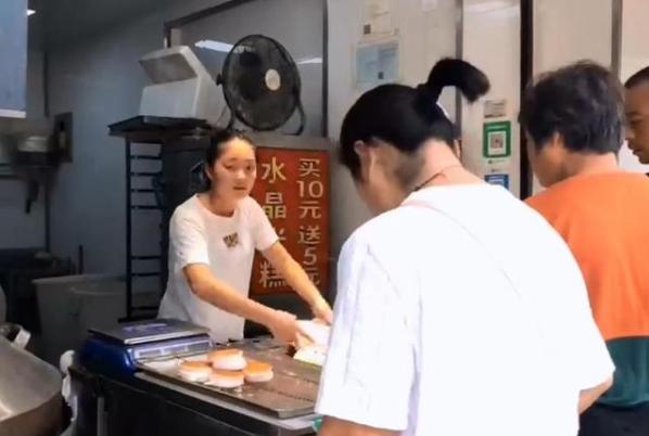 湖北荆州夫妻，在昆山做小本生意，米饼2元一对，生意火爆