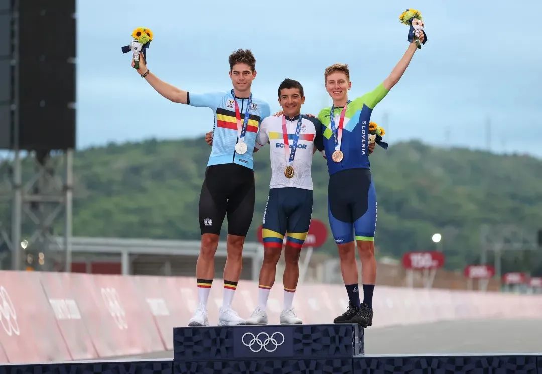 巴西足球队拒绝穿匹克运动服,巴西男足夺冠拒穿中企赞助领奖服