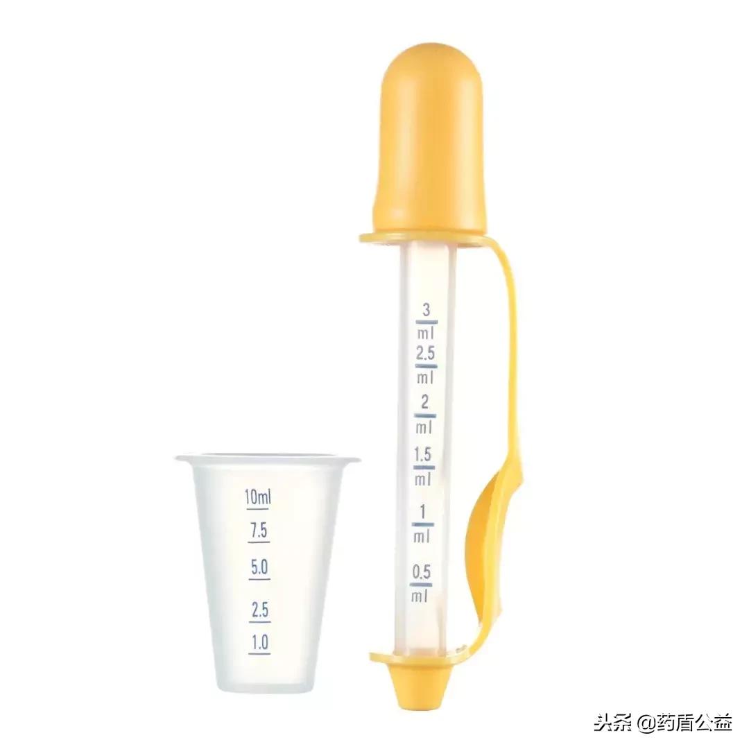 医生喂小孩吃药,医生给孩子吃药