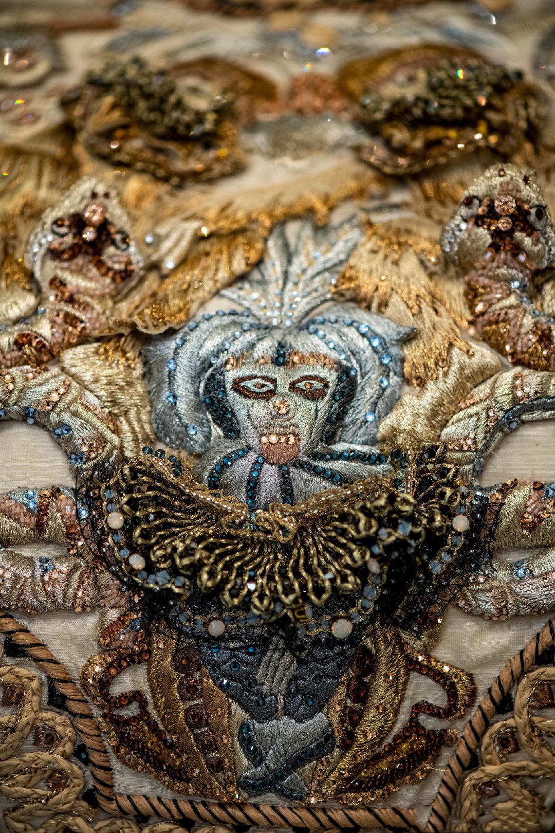 鬼脸连体服做开场，满身绣死亡象征乌鸦，惊悚秀场还是奇葩秀场？