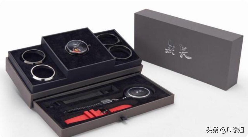 若卡戴珊与瓦妮莎佩戴劳士顿手表,你觉得谁更有气质?