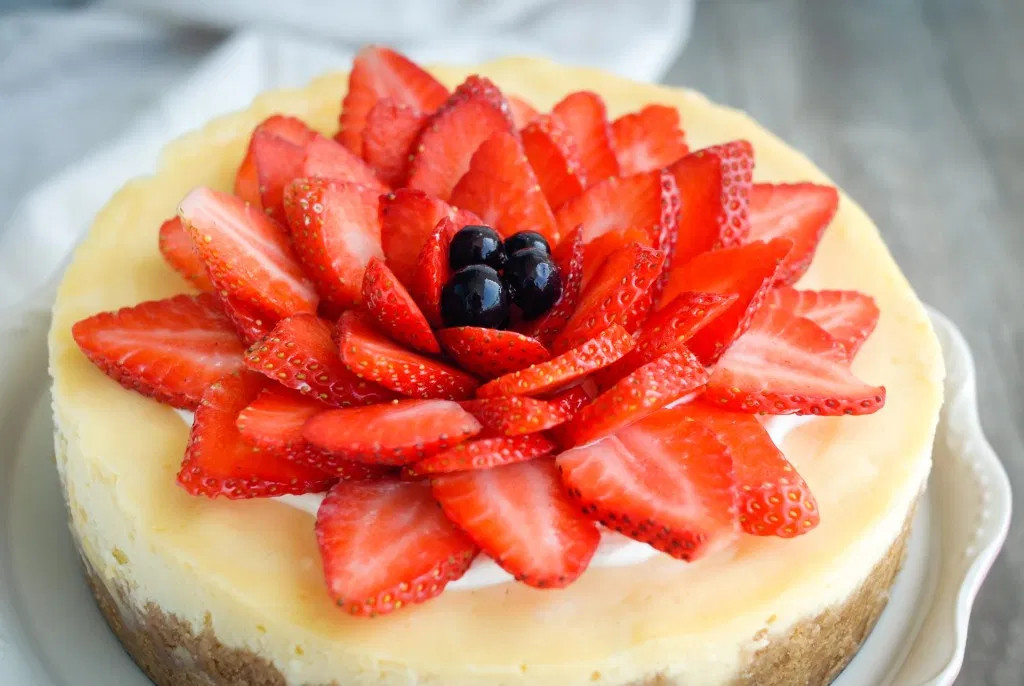 自制草莓芝士蛋糕简单做法,芝士蛋糕的做法美味香甜简单易学