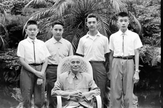 蒋介石暮年的尴尬难言：尿袋傍身，夫妻险失和，洋医加速其死亡