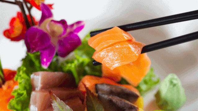 满满一大桌海鲜只要288元,满满一大碗16元吃到饱